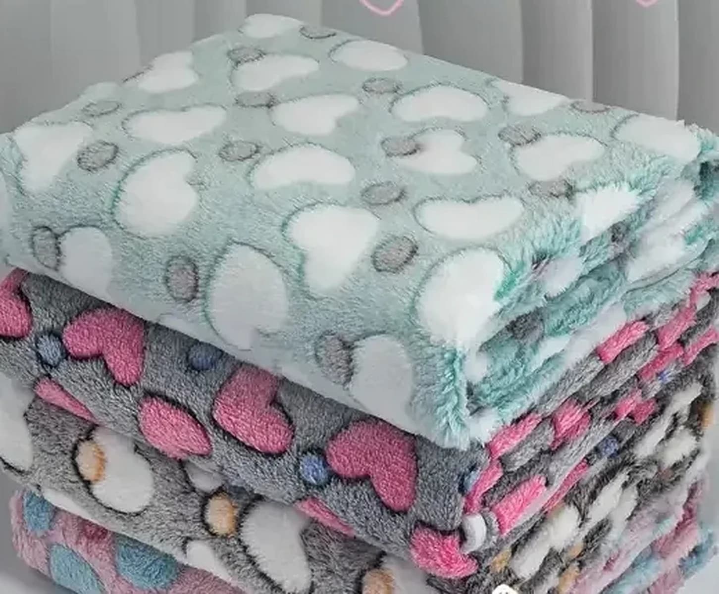 Flanelové deky pro psy a kočky 40 × 60 cm, sada 8 ks – flanelové deky se srdíčky