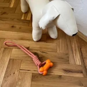 Přetahovadlo pro psy s gumovou kostí a pevným lanem, 31 cm, oranžové 7 Přetahovadlo pro psy s gumovou kostí a pevným lanem, 31 cm, oranžové