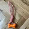 Přetahovadlo pro psy s gumovou kostí a pevným lanem, 31 cm, oranžové 1 Přetahovadlo pro psy s gumovou kostí a pevným lanem, 31 cm, oranžové