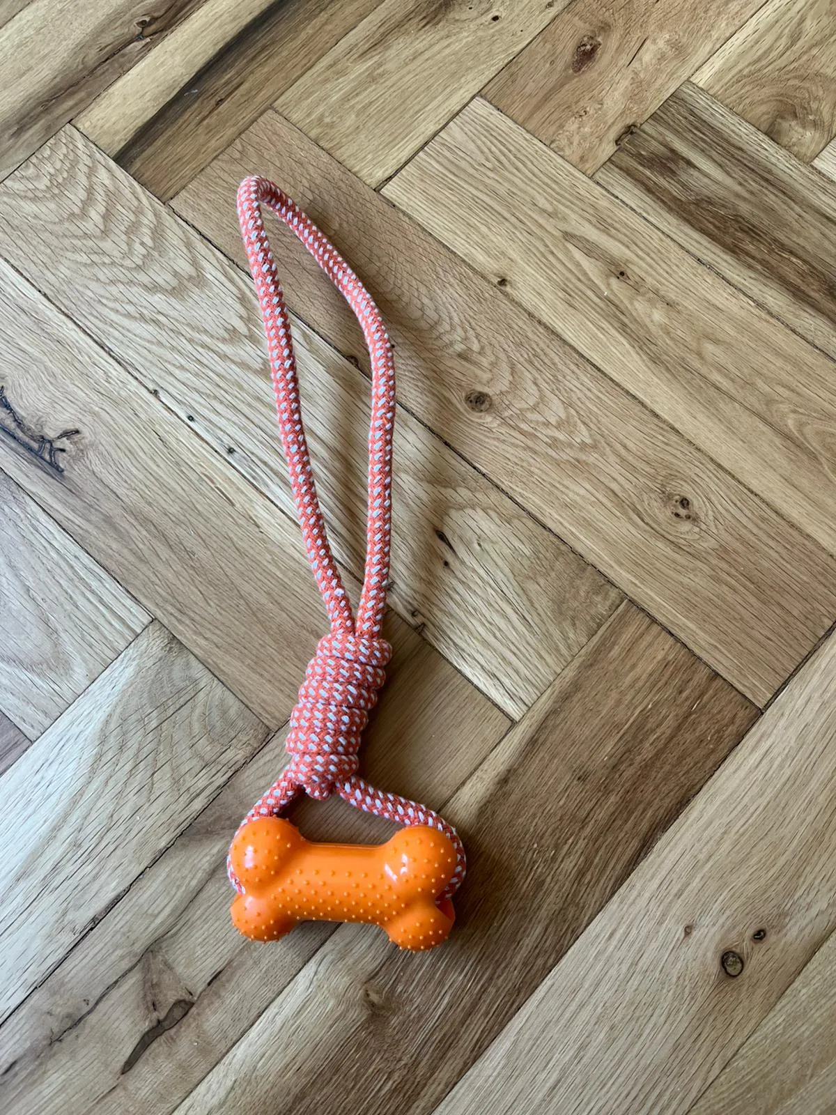 Přetahovadlo pro psy s gumovou kostí a pevným lanem, 31 cm, oranžové 2 Přetahovadlo pro psy s gumovou kostí a pevným lanem, 31 cm, oranžové